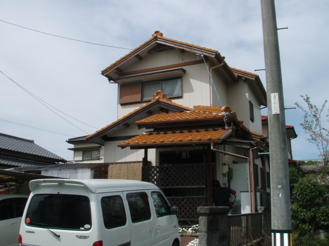 樋、雨戸のチョコレート色と外壁のクリーム色対比が美しいお家になりました。