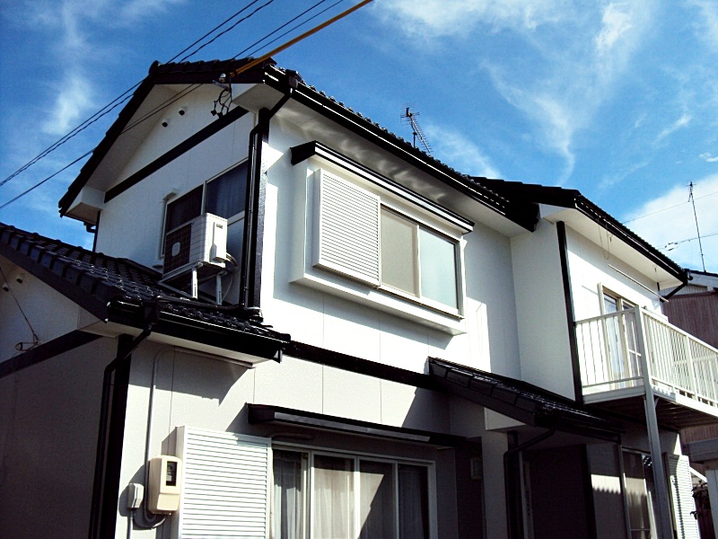 濃紺の屋根と白、ラベンダーの爽やかな建物