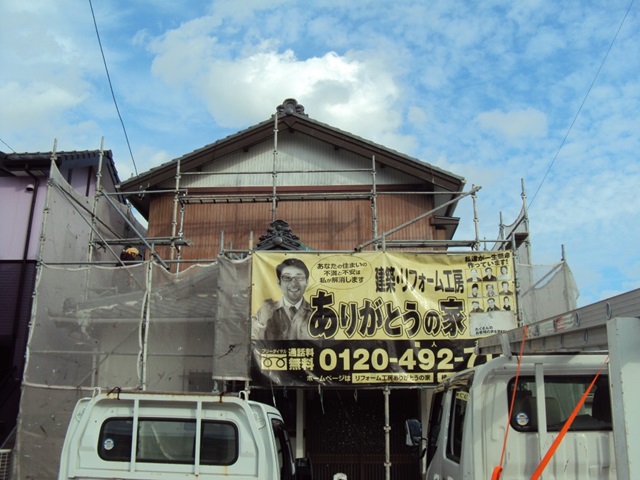 足場組みと高圧洗浄が行われました。洗浄でコケや汚れを綺麗に洗い流し塗料の密着性をよくします。