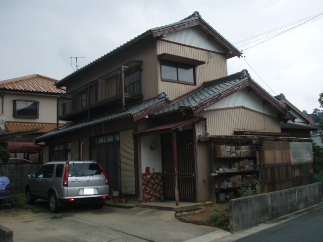 外壁の塗り替えとトイレの改修、床の張り替えをしました。