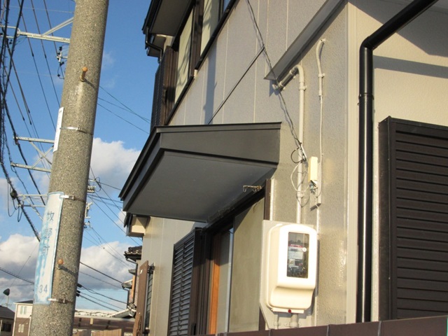 雨が振り込んでお困りだったので、霧除け屋根をを大きな物に作り変えました。