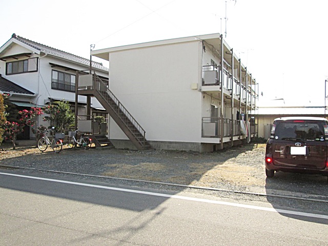 Ｂ棟は、屋上のＦＲＰトップコート塗りと、ベランダ雨漏れ部分のコーキング打ちを行いました。