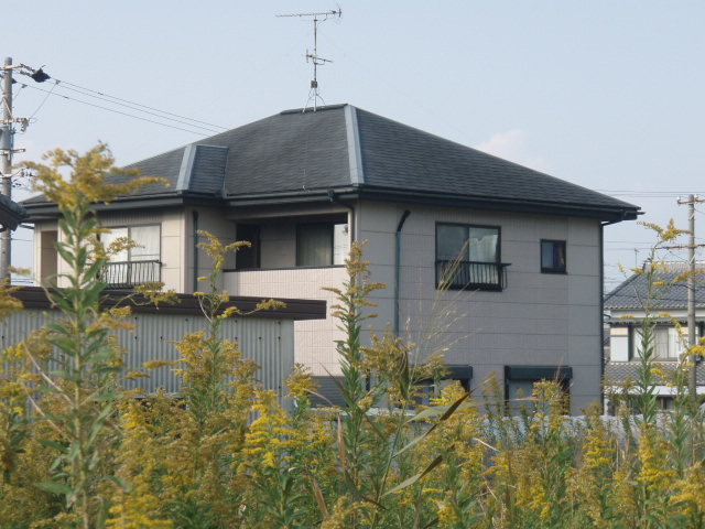 屋根と外壁の塗り替え、雨戸の取付をしました。