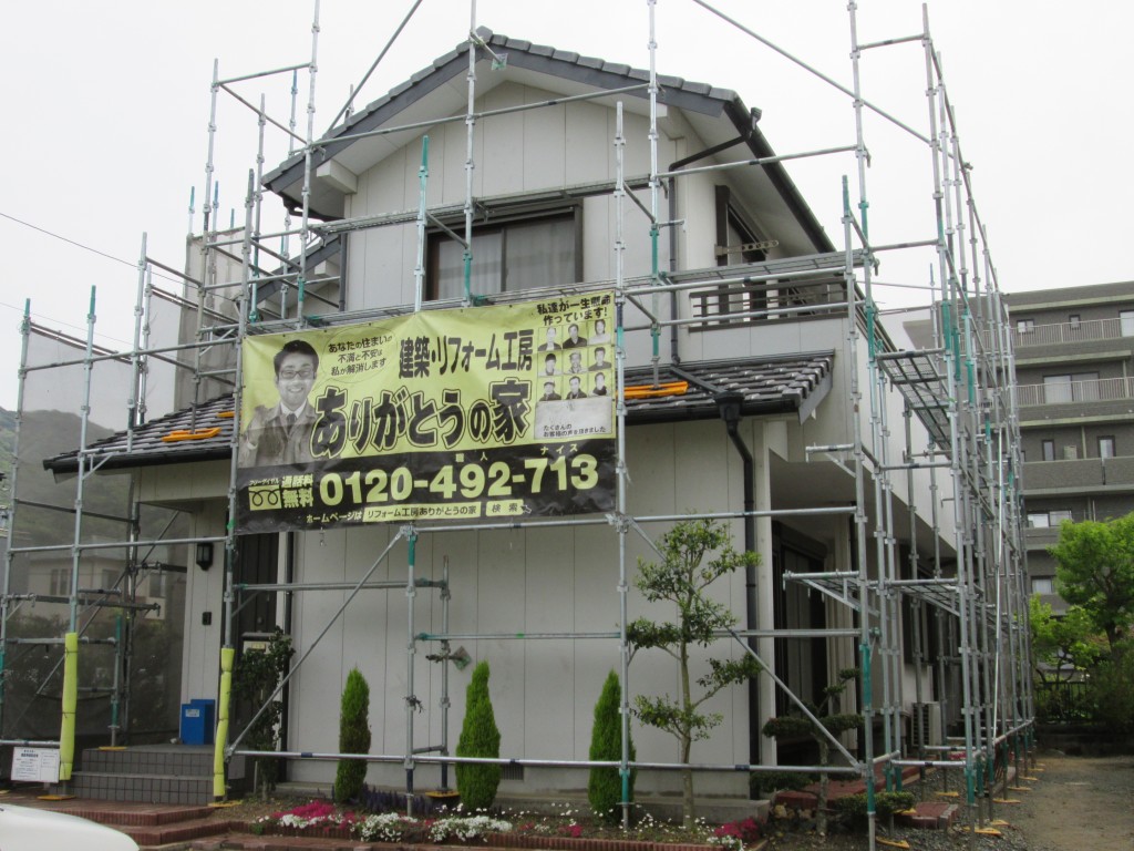 塗装に先立ち高圧洗浄を行いました。洗浄でコケや汚れを綺麗に洗い流し塗料の密着性をよくします。