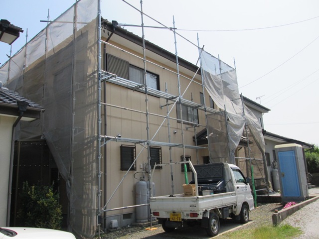 足場組みと高圧洗浄が行われました。洗浄でコケや汚れを綺麗に洗い流し塗料の密着性をよくします。