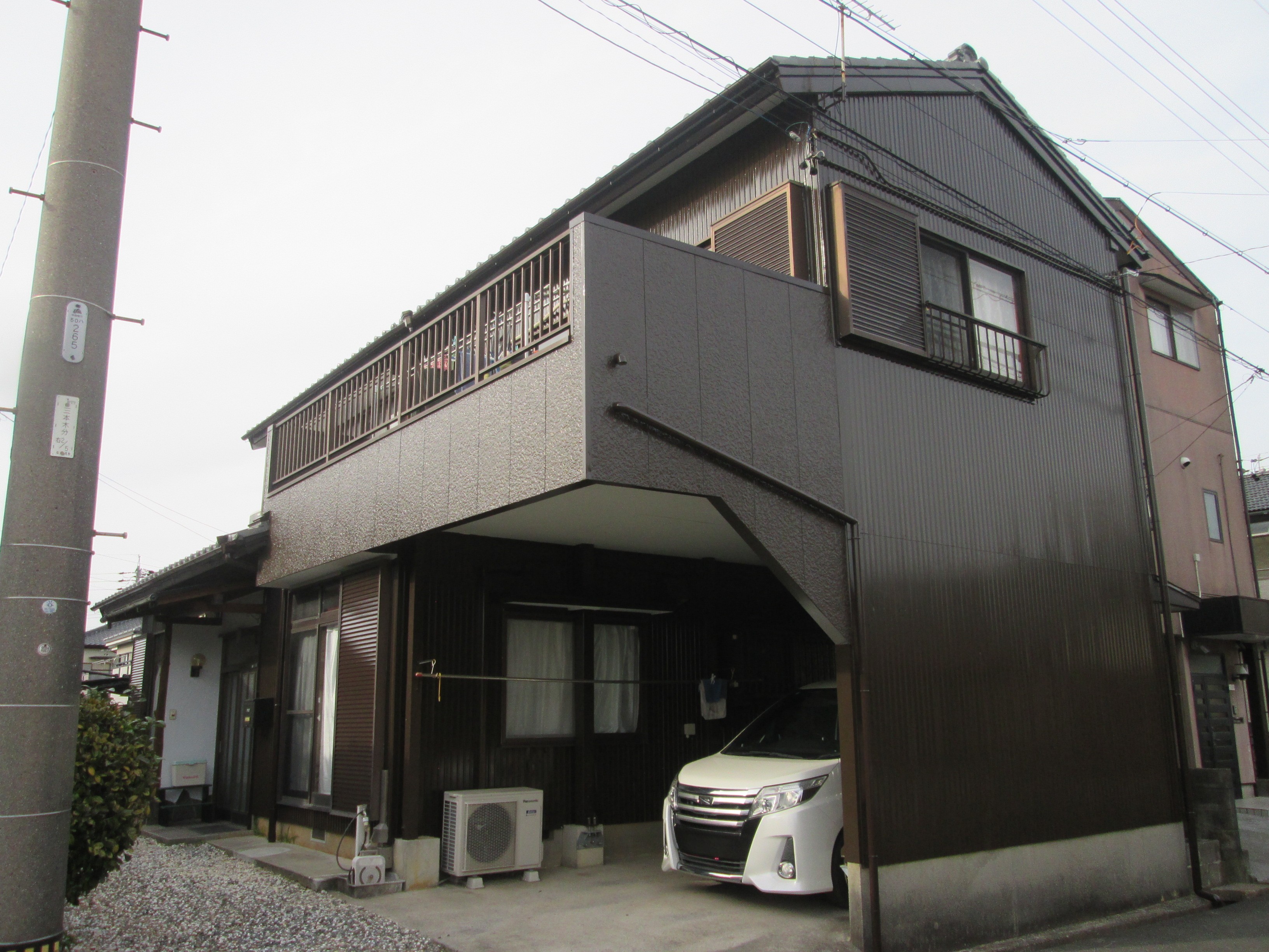 板金雨戸と外壁塗装でお家の外がピカピカに。